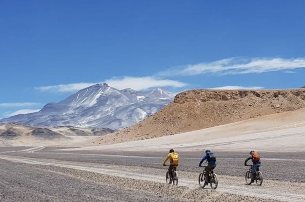 Anfahrt vom Basecamp zum Gipfel des Ojos del Salado (hinten Mitte).