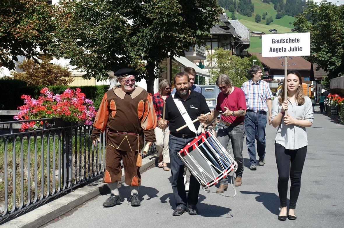 Angeführt vom Gautschmeister und in Begleitung eines Alpentrommlers führte der U...