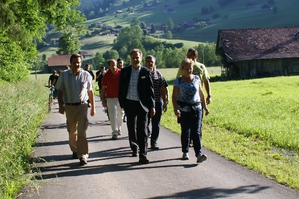 Angeführt von Andreas Hutzli, Daniel Pixley und Patricia Krebs schreiten die Eröffnungsgäste die neue Strasse ab.