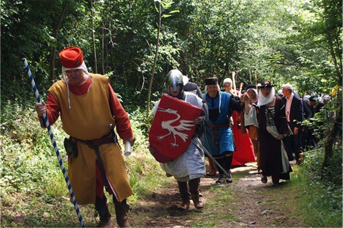 Angeführt von Herolden und Rittern führt Graf Peter von Greyerz seine Gattin in ...