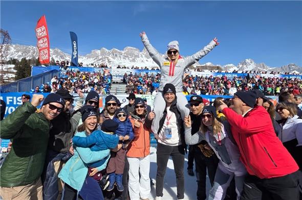 Angehörige und Freunde feierten vergangenen Sonntag Joana Hählen in Val di Fassa nach ihrem allerletzten Weltcuprennen.