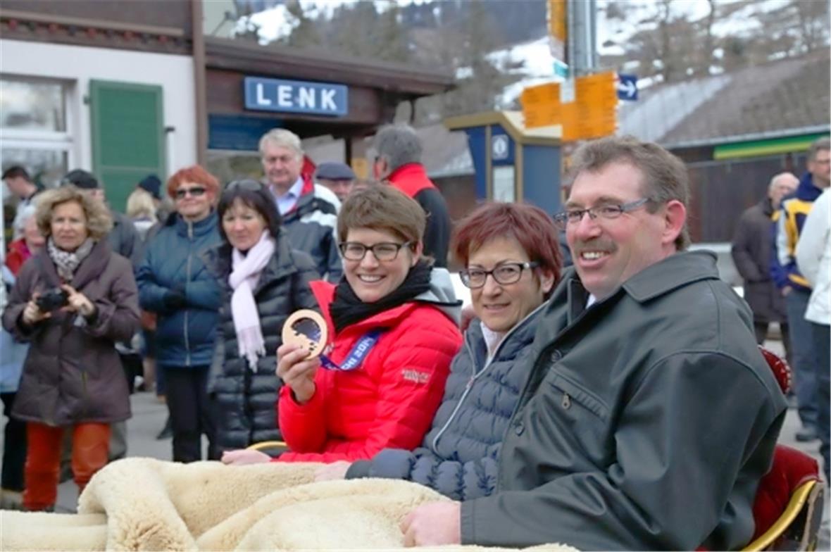 Angela Frautschi mit Ihren Eltern Hanspeter Gabi Frautschi am Bahnhof Lenk.