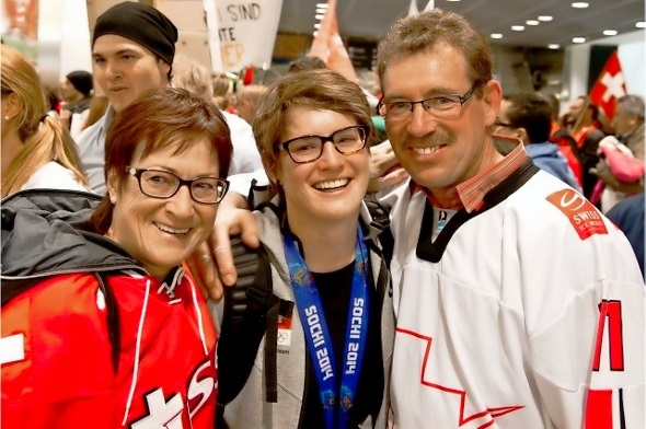 Angela Frautschi wird von ihren Eltern am Flughafen freudig empfangen.