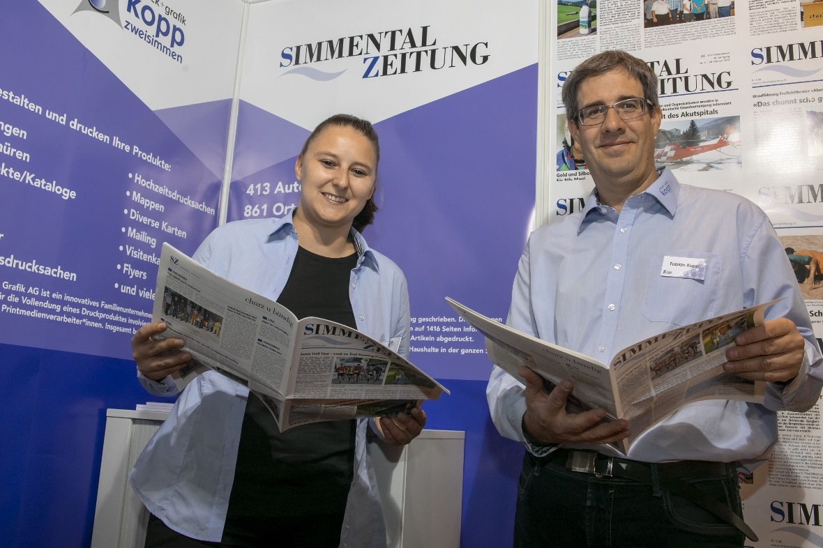 Angela Jukic und Verleger Fabian Kopp betreuten am Freitag den Stand der Simment...