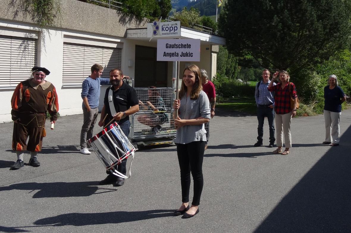 Angela wurde an ihrem Arbeitsplatz von den Kollegen gefasst und in den Wagen ges...