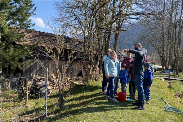 Angeln am Forellensee: Zuerst wurde erklärt, wie die Angelrute funktioniert.