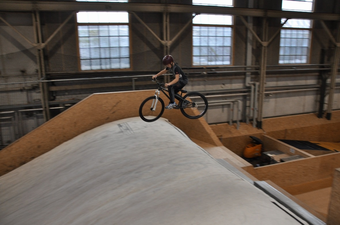 Angelo fliegt mit dem Velo gekonnt über die Schanze.