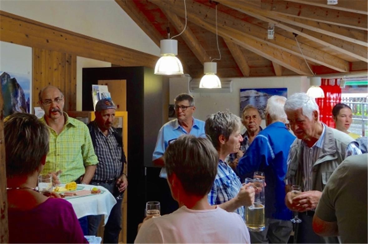 Angeregte Gespräche anlässlich des Apéros.