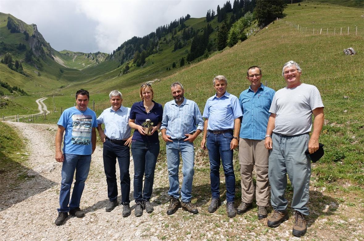 Angeregter Austausch zwischen Politik und Berglandwirtschaft auf der Alp Mittelberg: Därstettens Gemeindepräsident Thomas Knutti, Lanat-Vorsteher Christian Hofer, Regierungsstatthalterin Ariane Notaris, Alpbewirtschafter Hansruedi Gertsch, Regierungsrat Christoph Ammann, Ueli Luginbühl (Präsident Bauernvereinigung Niedersimmental) sowie Martin Jutzeler (Inforama Hondrich).