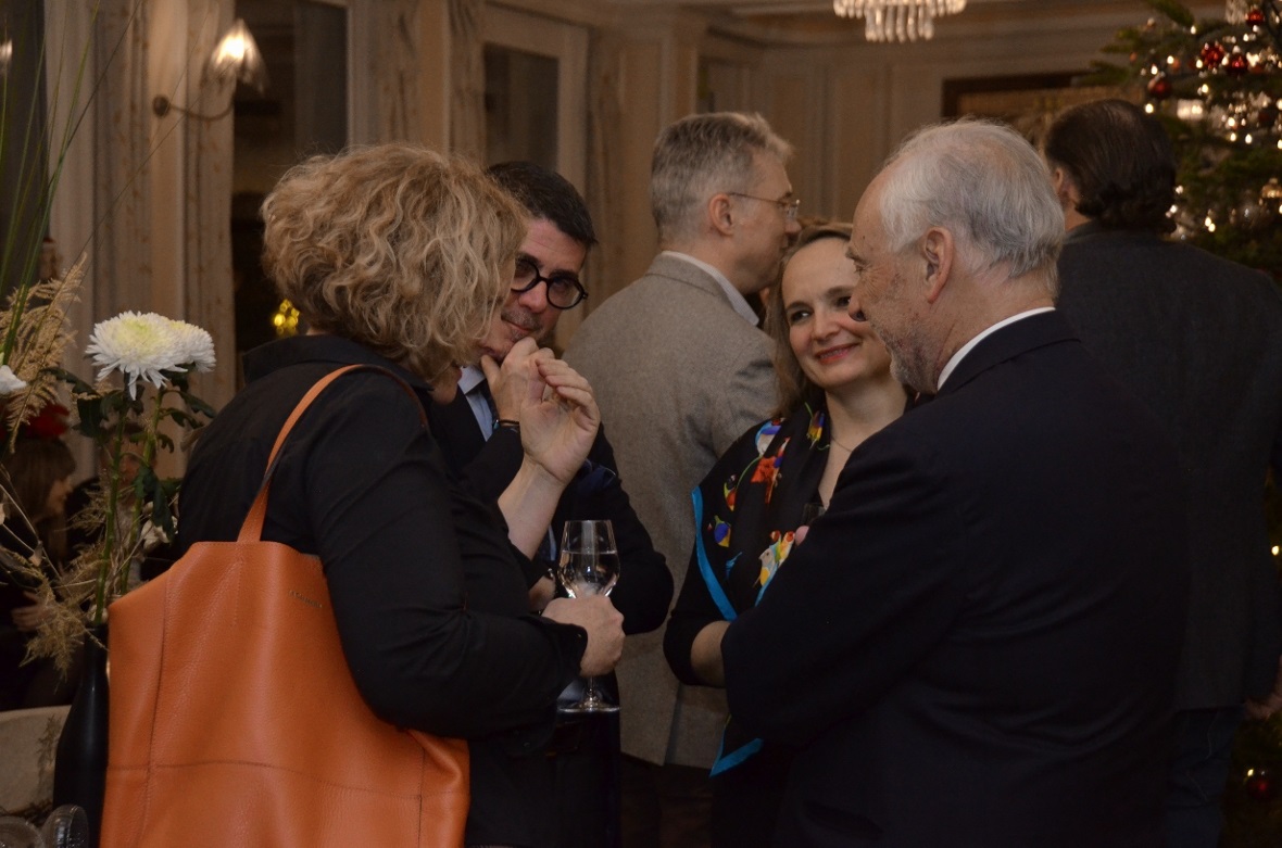 Angeregtes Gespräch beim Apéro.