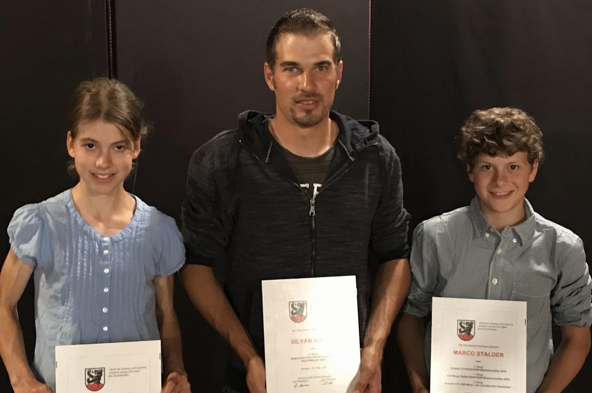 Anja Stalder, Silvan Kropf und Marco Stalder wurden von der Gemeinde geehrt.