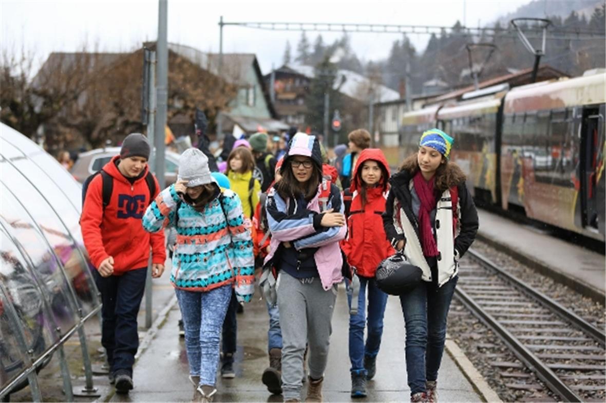 Ankunft der Jugendlichen mit der MOB im Bahnhof Lenk.
