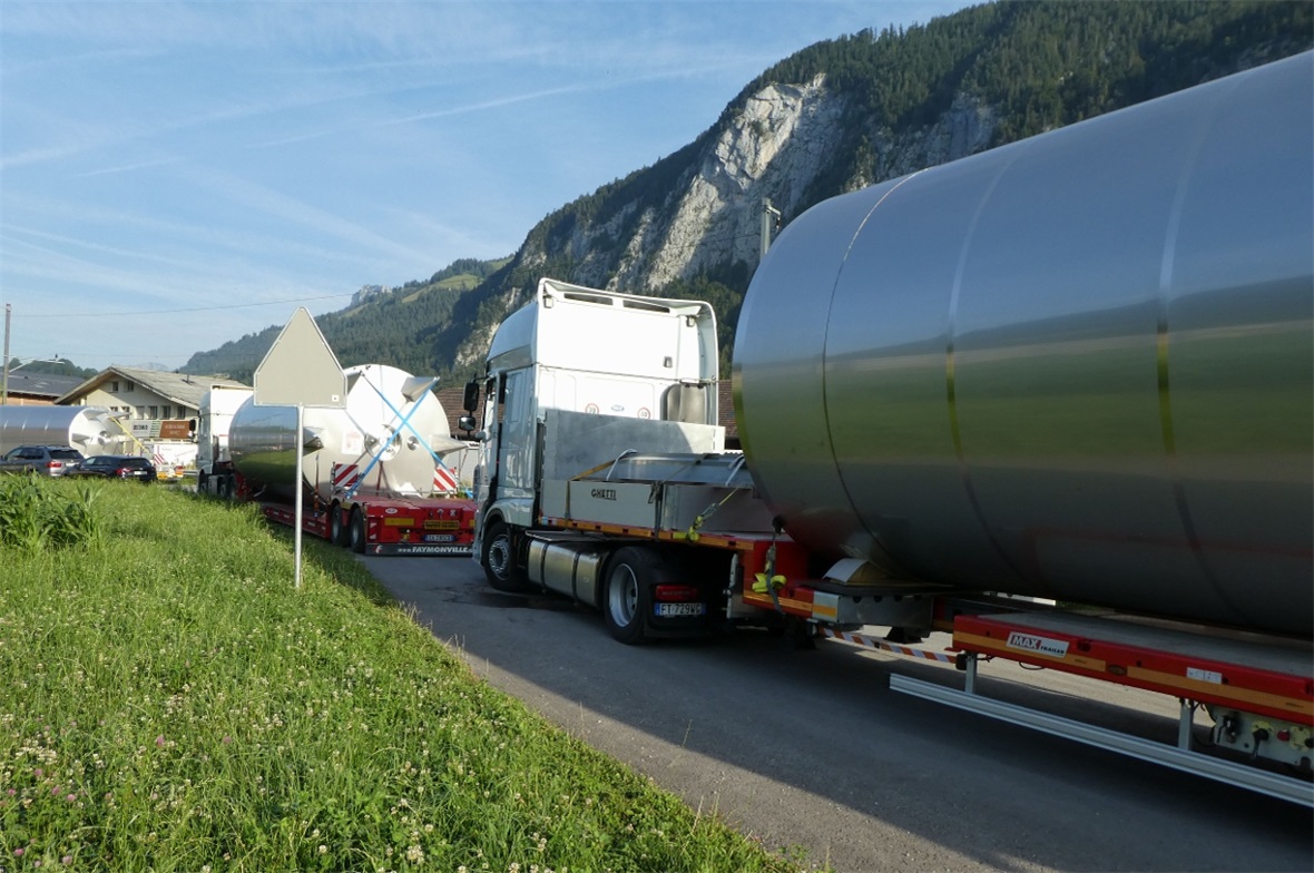 Ankunft der Tanks im Burgholz.