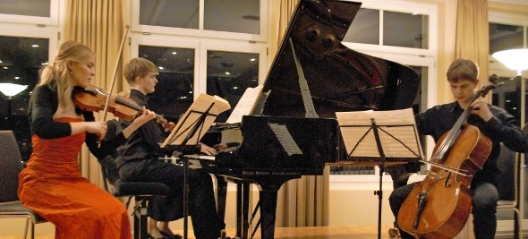 Anne-Sophie Bereuter (Violine), Matthieu Gutbub (Violoncello) und Mathis Bereuter (Klavier).