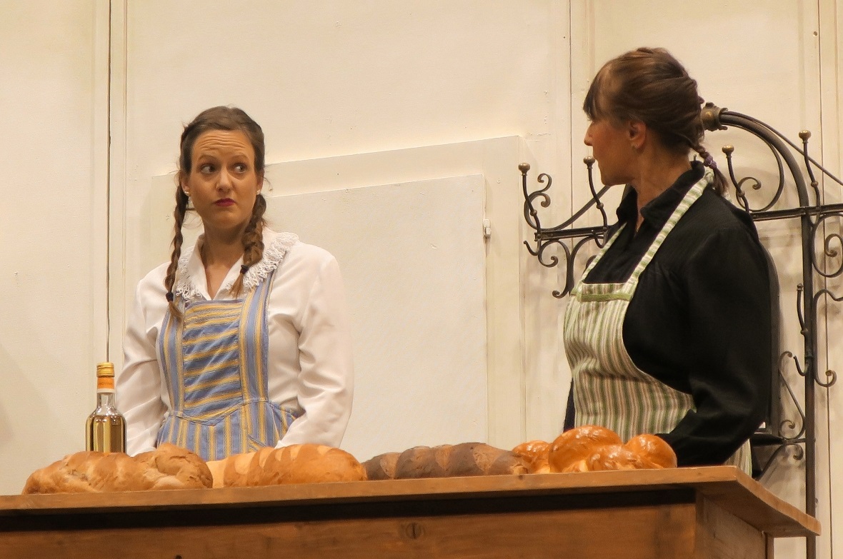 Annemarie (Andrea Schletti) schaut ihre Gotte Mathilde (Marianne Bühler) skeptis...