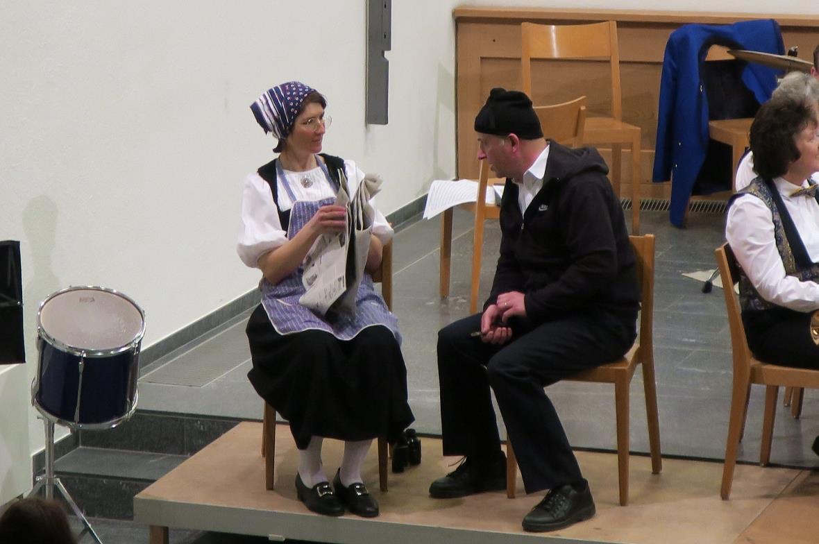 Annemarie Christeler und Markus Gerber mimen humorvoll ein altes Emmentaler Ehep...