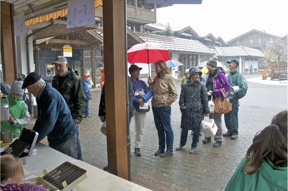 Anstehen im Schneetreiben, während die Köpfe hinter den Tischen heiss laufen.