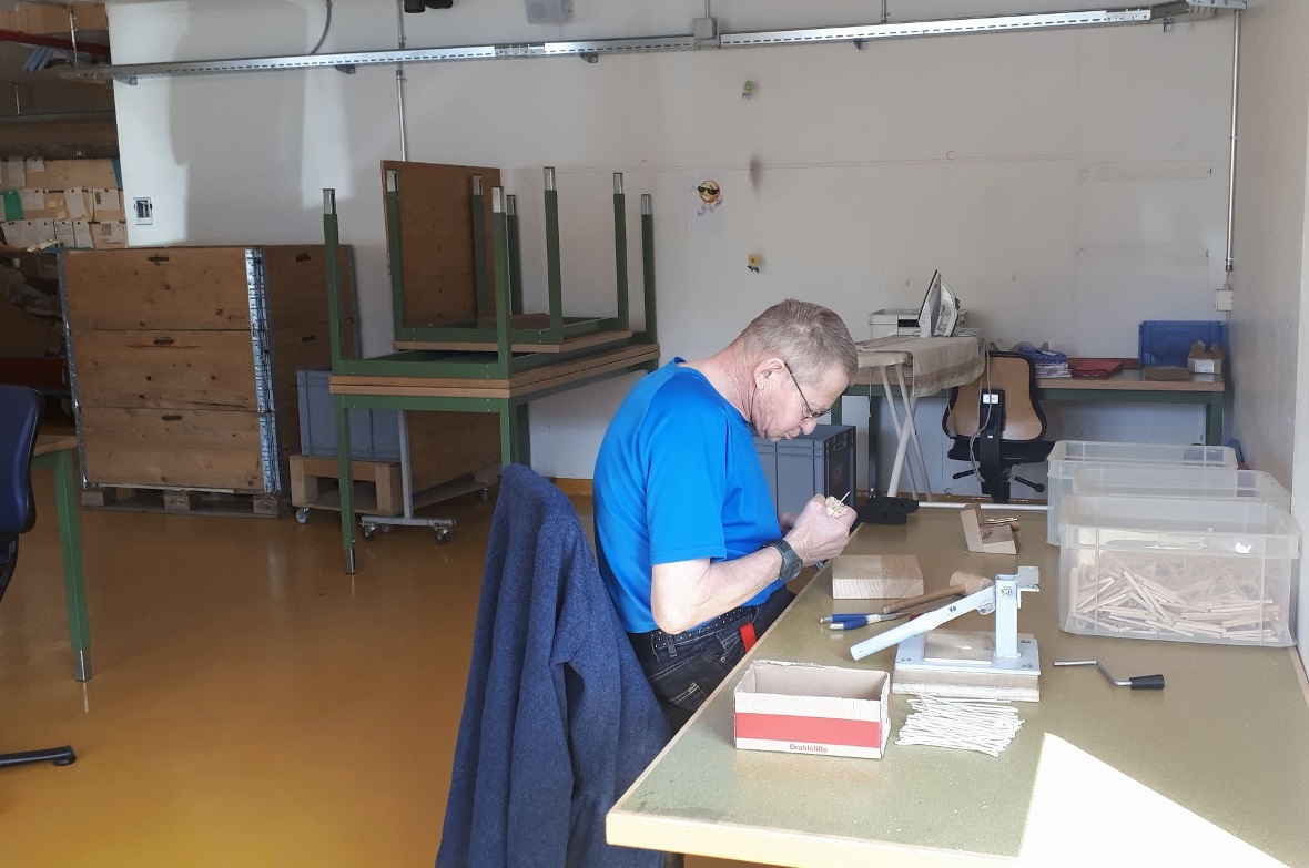 Anstelle von vier bis fünf Mitarbeitenden arbeitet in diesem Raum noch eine Pers...