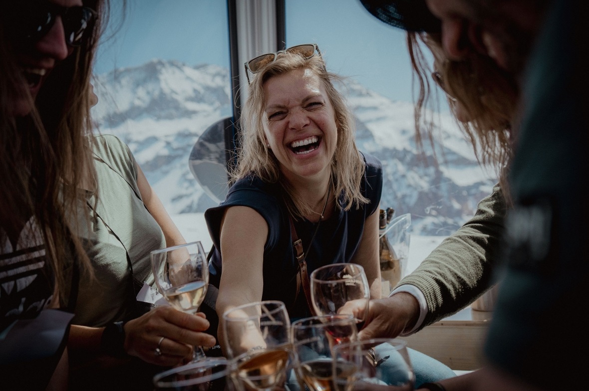 Anstossen auf eine gelungene Wintersaison bei schönstem Frühlingswetter – die Premiere von «Wein am Seil» in Adelboden-Lenk war ein voller Erfolg.
