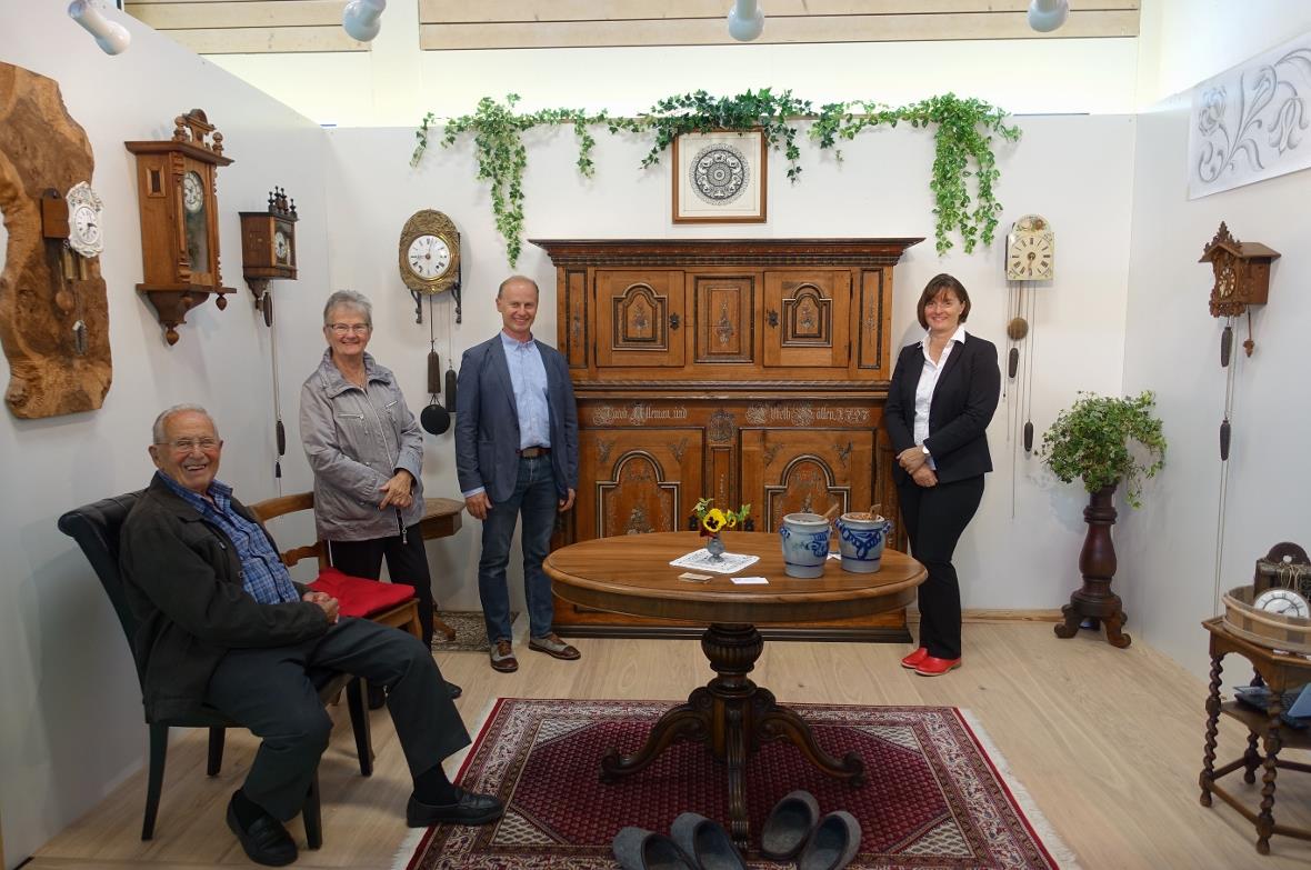 Antiquitäten im Stand von Barthlome Imobersteg.