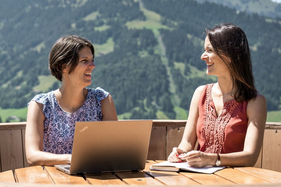 Antje Buchs (links) verlässt nach siebenähriger und erfolgreicher Tätigkeit das Team von Gstaad Marketing und übergibt an Marie-Line Michel.