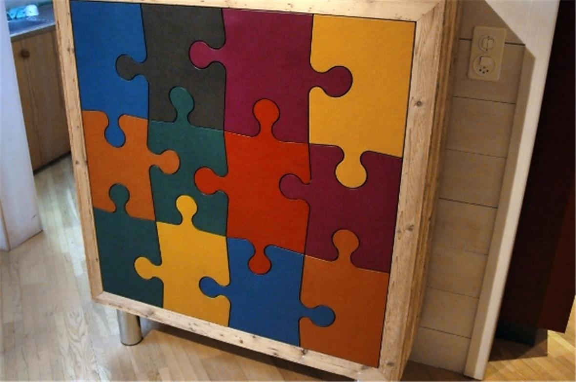 Anziehungspunkt: Ein auf der CNC-Maschine hergestellter Schrank, mit Türen und Schubladen.