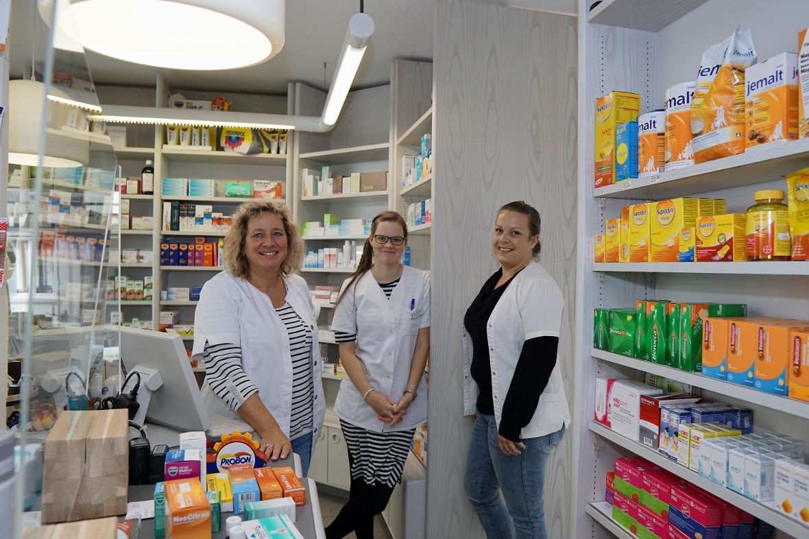 Apothekerin Christine Nyffenegger mit ihrem Team im in der Simmental-Apotheke.