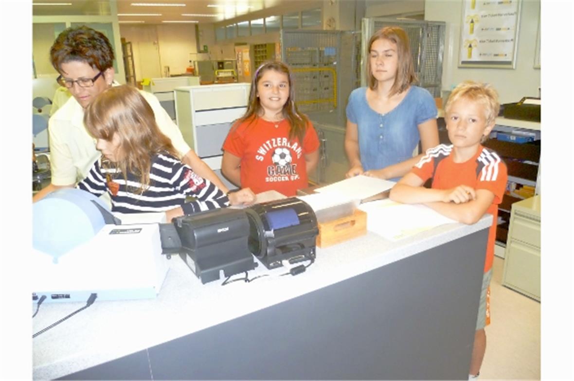 Arbeit am Postschalter.