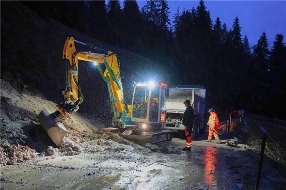 Arbeitsreicher Heiligabend: Mit einem Bagger wurde die Strasse zum Jaunpass von Schlamm und Geröll befreit.