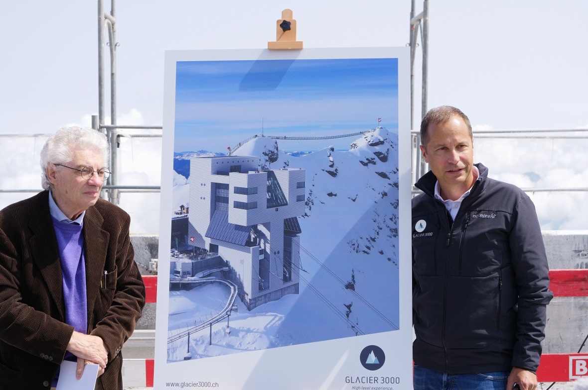 Architekt Mario Botta (links) und BernhardTschannen (CEO des Glacier 3000) bei der Präsentation des Entwurfes für das neue Restaurant.