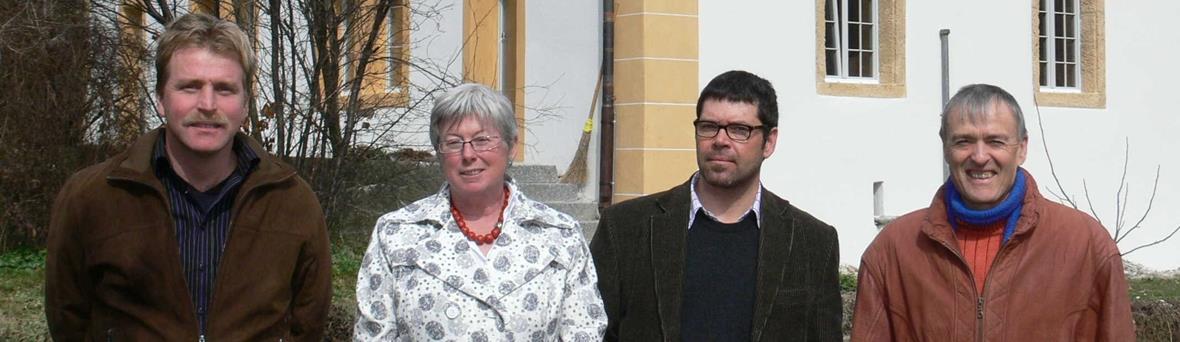 Architekt und Kirchenbehörden sind stolz auf die gelungene Pfarrhaussanierung. V.l.: Daniel Sumi, Vorsitzender der Baukommission, Heidi Hodel, Kirchgemeindepräsidentin, Architekt Matthias Trachsel und Peter Hunziker, Baukommission.