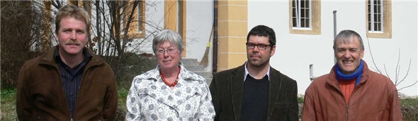 Architekt und Kirchenbehörden sind stolz auf die gelungene Pfarrhaussanierung. V.l.: Daniel Sumi, Vorsitzender der Baukommission, Heidi Hodel, Kirchgemeindepräsidentin, Architekt Matthias Trachsel und Peter Hunziker, Baukommission.