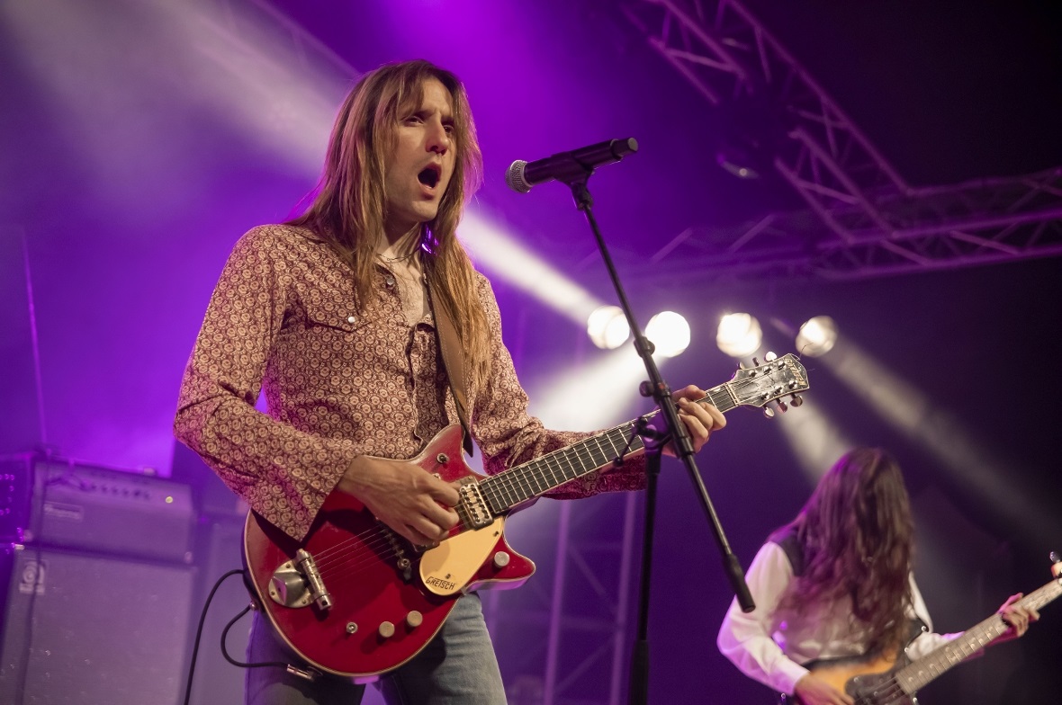 Armand spielte die Lead-Gitarre und sang.