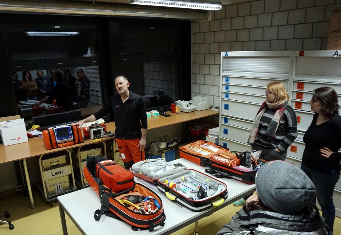 Arno Reichenbach von der Rega erläuterte das medizinische Material für den Helik...