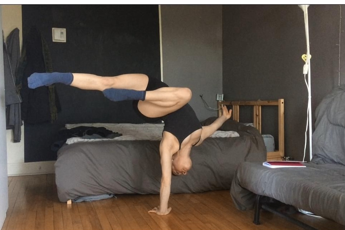 Artisten-Alltag: «Trockenübungen» Zuhause zwischen den Möbeln, um auf der Bühne ...