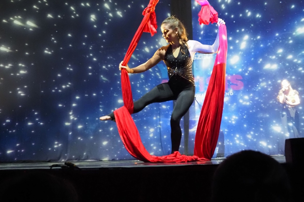 Es ist wieder da – Das Zelt begeistert mit einer Vielfalt an Shows Artistin Janine Eggenberger mit dem rubinroten Vertikaltuch.