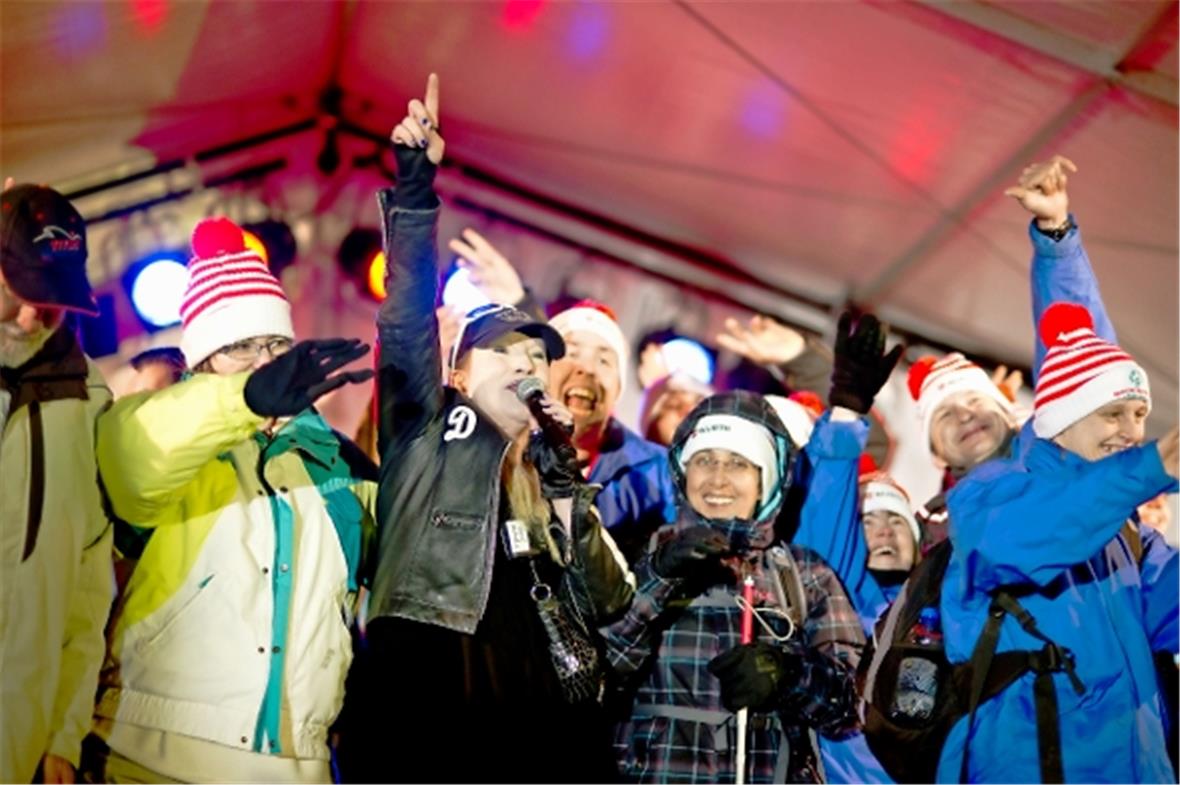 Athleten tanzen mit Special Guest Natacha.