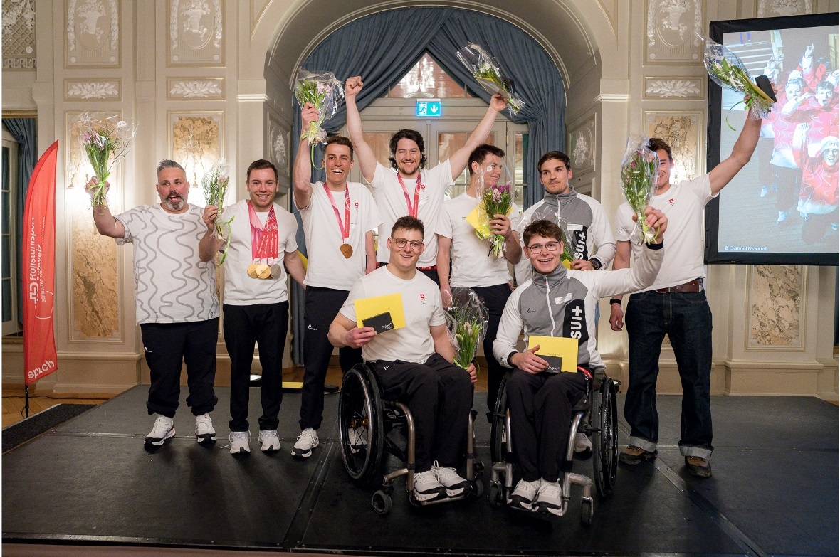 Athleten und Trainer wurden gebührend geehrt. Hinten von links: Snowboardtrainer...