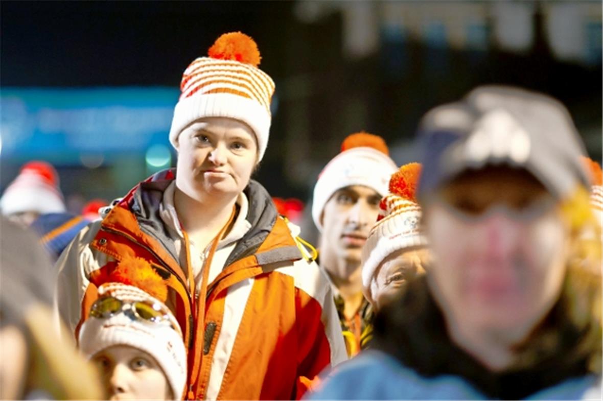 Athleten verfolgen die Zeremonie.