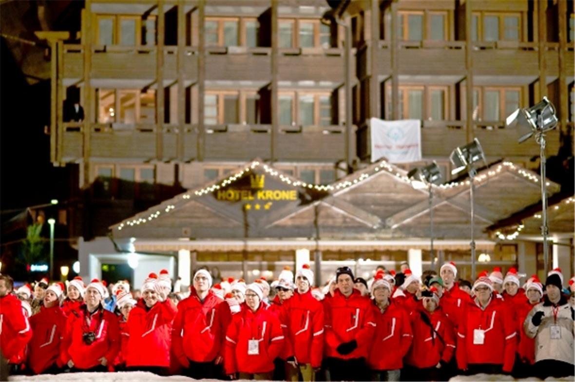 Athleten verfolgen die Zeremonie während der Eröffnungsfeier der Nationalen Wint...