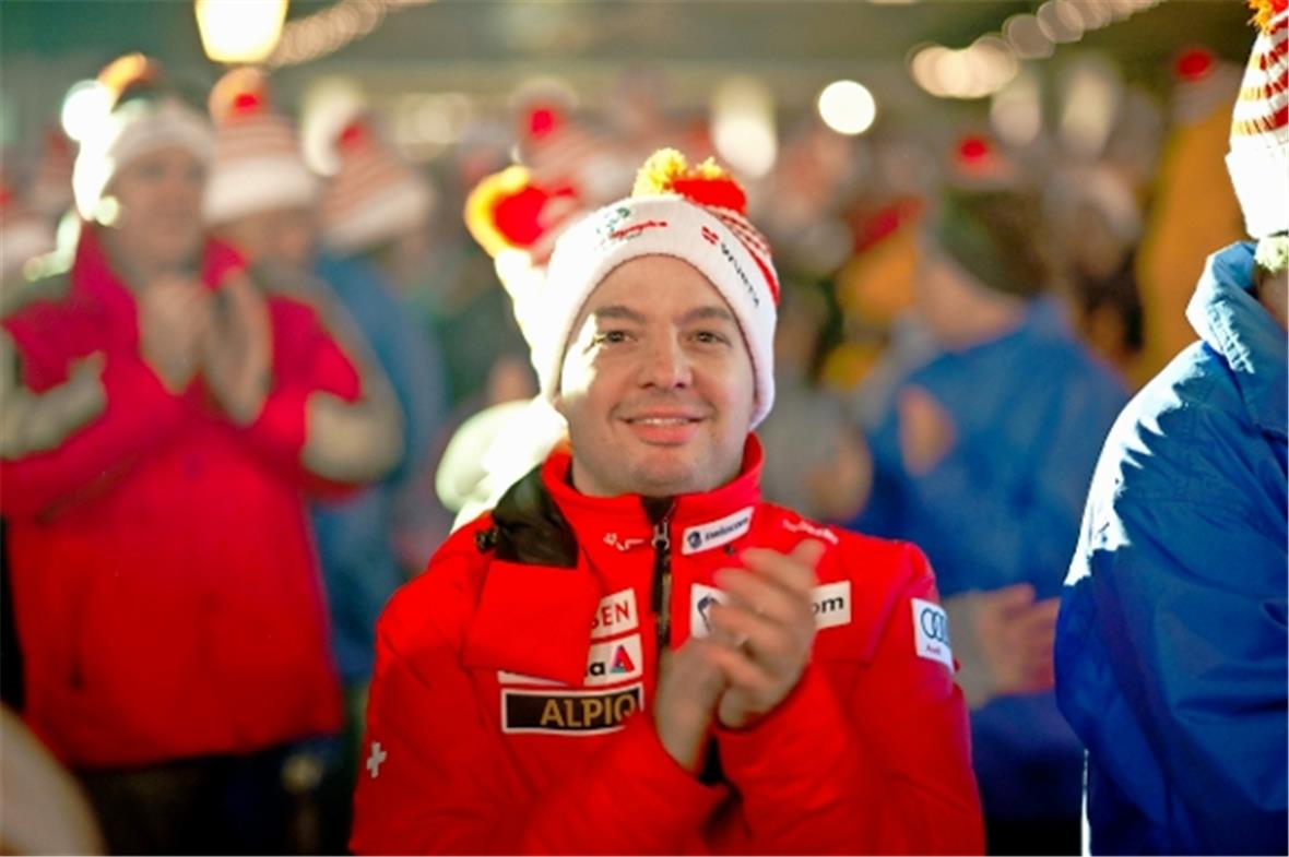 Athleten verfolgen die Zeremonie waehrend der Eroeffnungsfeier der Nationalen Wi...