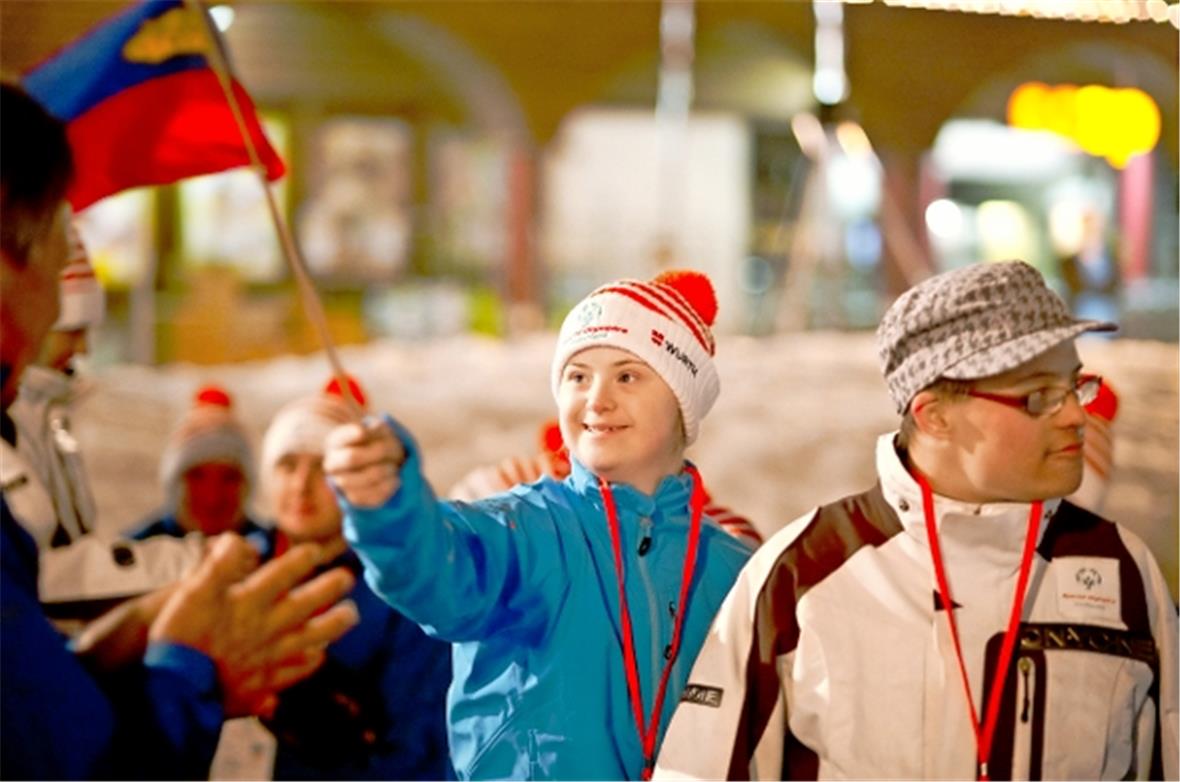 Athleten verfolgen die Zeremonie waehrend der Eroeffnungsfeier der Nationalen Wi...