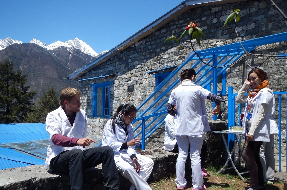 Auch Helfer brauchen zwischendurch eine Pause: Aufbauarbeit am Spital Lukla – au...