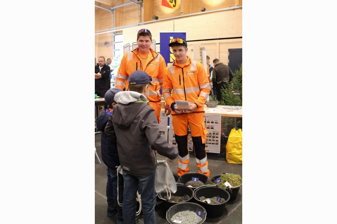 Auch Lehrlinge sind perfekte Jobbotschafter wie die Strassenbauer Lucca Grossenb...