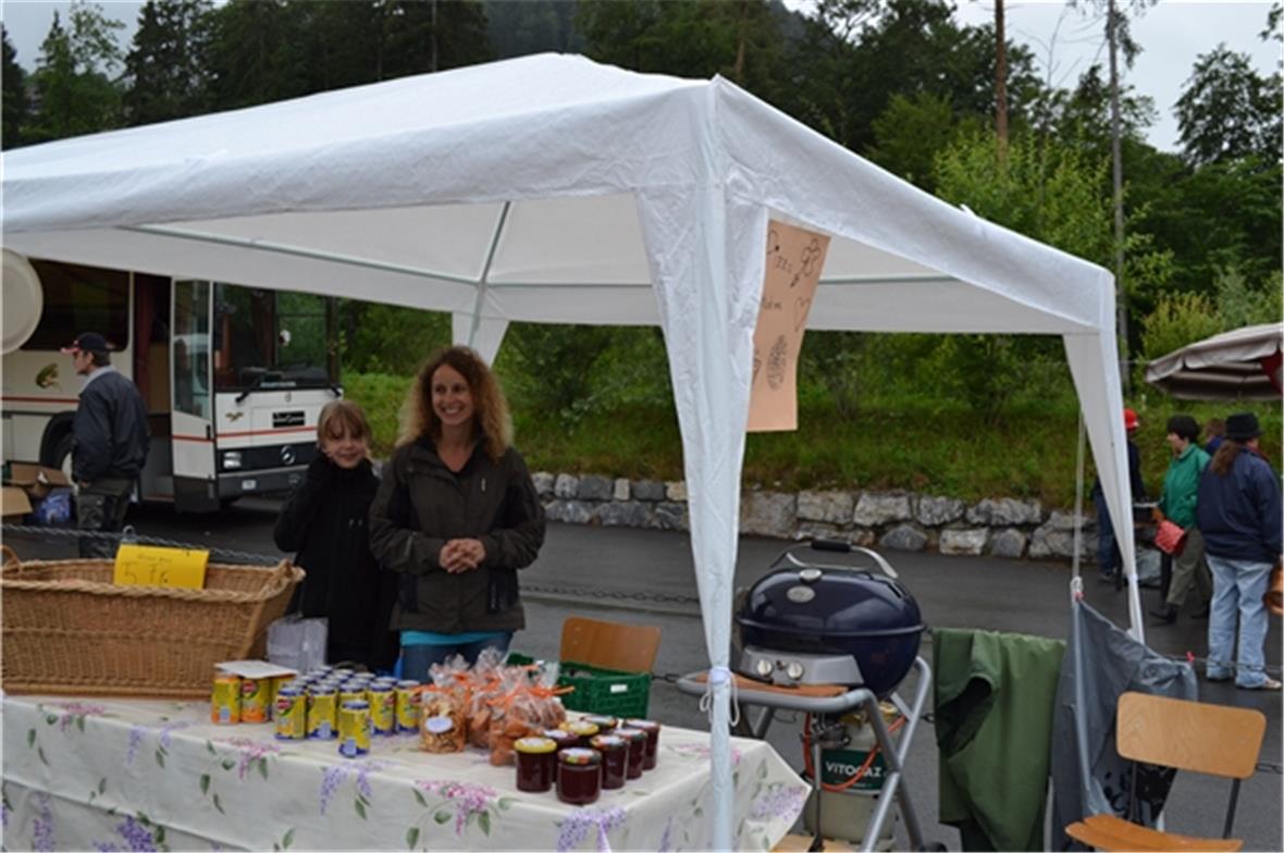 Auch Pizza wurde angeboten, hier von Jolanda Knutti mit Tochter.