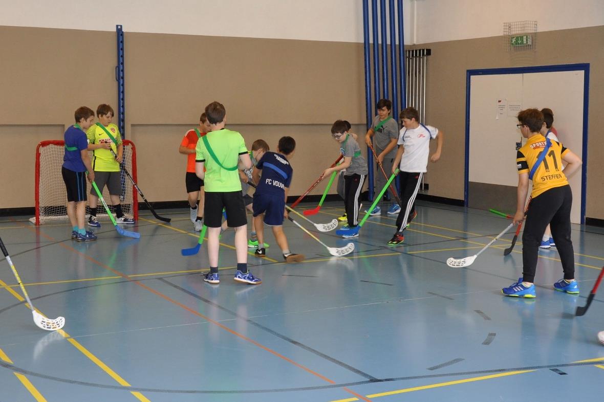 Auch Unihockey wurde mit den welschen Freunden gespielt.