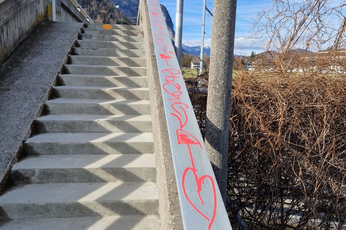 Auch Wege und Brücken und wurden von den Sprayern verunstaltet.