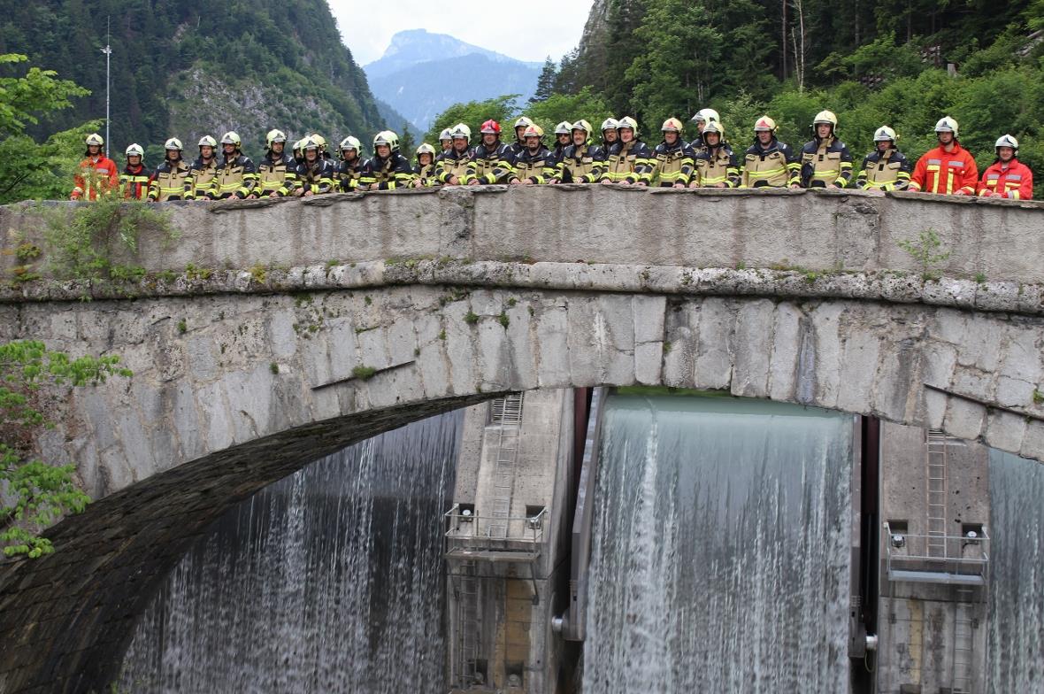 Auch als äusseres Zeichen einer gelungenen Fusion präsentierten sich abschliessend die zur «Feuerwehr Simmenfluh» vereinigten Feuerwehren Wimmis, Reutigen und Zwieselberg in ihrer neuen Schutzkleidung auf der alten Brücke zwischen Wimmis und Reutigen, an der Staumauer der Simme.