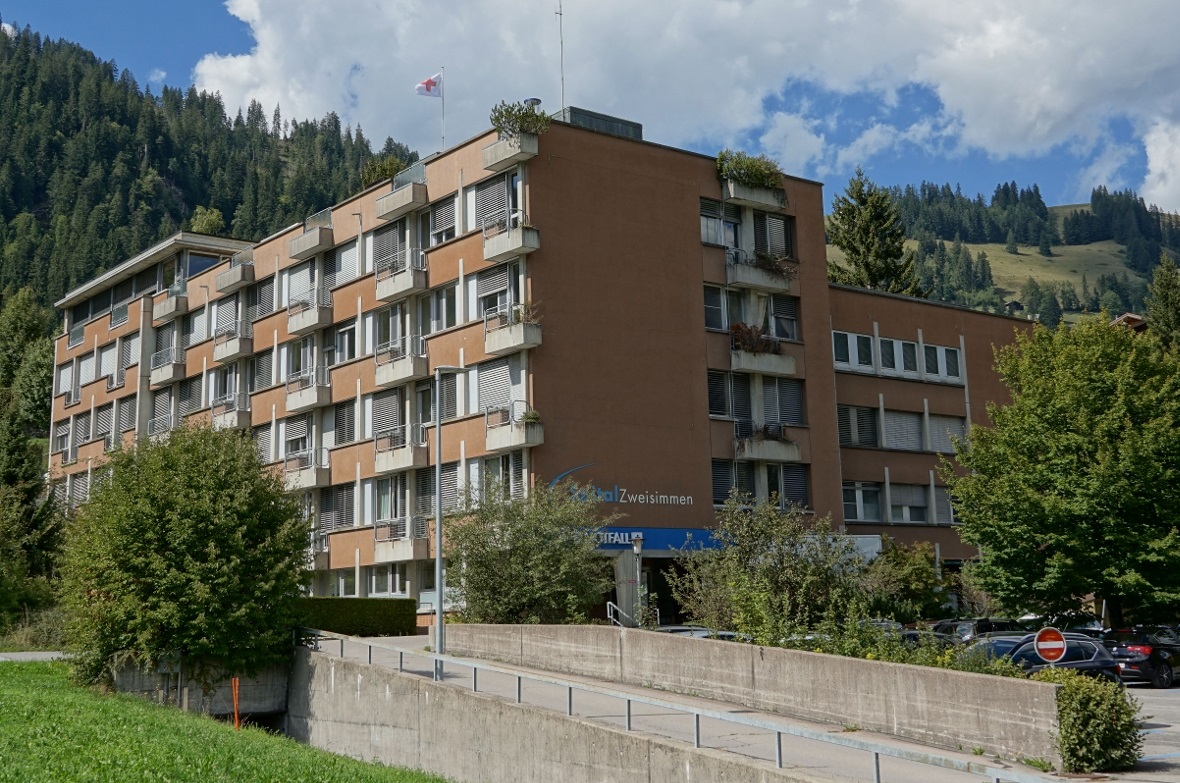 Auch am Spital Zweisimmen gibt es Personalengpässe und ein hohes Patientenaufkommen.