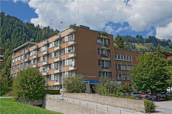 Auch am Spital Zweisimmen gibt es Personalengpässe und ein hohes Patientenaufkommen.